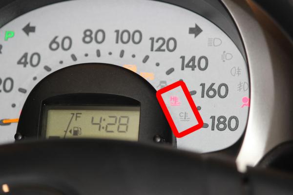 走行中の加速が鈍い。メーター内の水温計の上昇、油圧警告灯の点灯。<strong>「キンキン」「カンカン」</strong>などの金属音やエンジンルームからの甘い臭いがする。